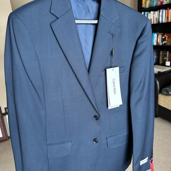 Slim fit and sleek sharkskin fabric of this Blue Birdseye suit from CK,100% Wool - Picture 4 of 8